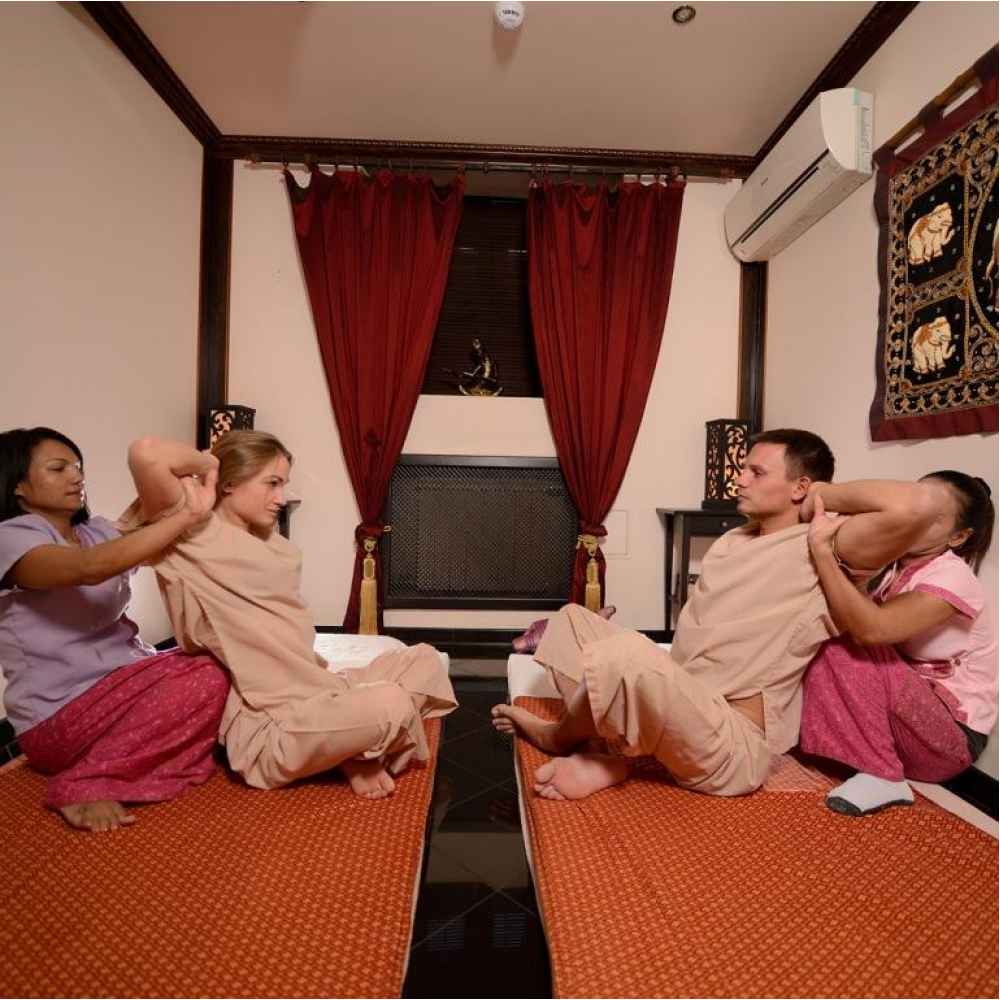 Traditional massage. Тайский массаж. Традиционный тайский массаж. Спа для двоих. Тайский массаж для двоих.